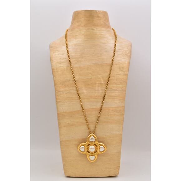 Givenchy Vintage Heart Pearl Necklace Pearl Brushed Gold Signed 80s 1980s BinBN - Picture 6 of 12